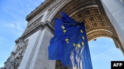 Сликата направена на 1 јануари 2022 година го прикажува знамето на Европската унија под Триумфалната капија, Париз.