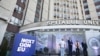 În septembrie 2021, șefa Comisiei Europene a venit la București și a vizitat Spitalul Universitar, primul spital cuprins în PNRR. Programul european presupune 29 de miliarde de euro pentru România, de cheltuit până în 2026. Din cauza întârzierilor, țara a pierdut deja miliarde.