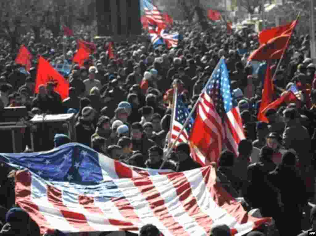 Hiljade Albanaca sa Kosova okupile su se ispred zgrade Parlamenta kako bi čule deklaraciju o nezavisnosti.