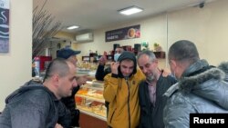 Роднини на жртвите пред болницата Пирогов во Софија чекаат информации за своите блиски.