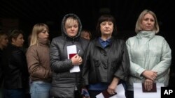 Ljudi čekaju da glasaju ispred mobilnog biračkog mjesta u Lugansku 23. septembra 2022. 