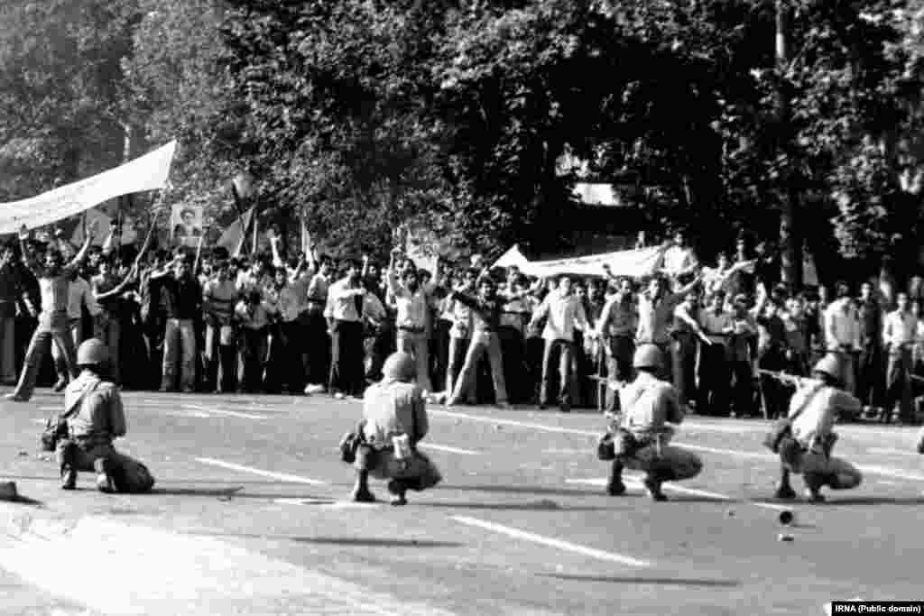 Od 7. septembra 1978. godine Teheran je bio osakaćen štrajkovima i masovnim protestima protiv šaha. Taj dan je postao poznat kao Crni petak – demonstracije na kojima su ljudi optuživali šaha da je marioneta Sjedinjenih Država proširile su se po cjeloj zemlji. Nakon četiri dana nametnuta je vojna vlast. 