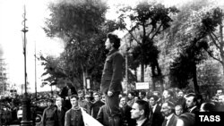 Лев Троцький (с) виступає на мітингу більшовиків у Москві, 1919 рік