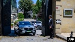 Delegația europeană părăsește Consulatul Iranului după discuțiile nucleare, la Istanbul, Turcia, pe 25 iulie.