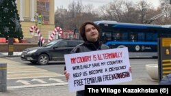 Одиночный пикет журналиста Руслана Бикетова в Алматы. 19 января 2025 года. Фото: The Village Kazakhstan