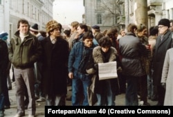 Rumuni okupljeni u centru Temišvara usred revolucije u decembru 1989. godine.