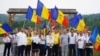 AUR a adunat donații și cotizații de aproape 1.7 milioane de lei în 2021, dar cheltuielile partidului au depășit două milioane de lei. Partidul nu folosește banii din subvenție, dar îi strânge în cont. Imagine cu susținători AUR.