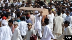 د پاکستان پنجاب صوبې د چینوټ په چناب نګر کې احمدي لږکیان ژوند کوي او د ترهګرۍ یو لړ پېښو ښکار شوي هم دي. 