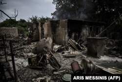 O casă complet distrusă este fotografiată după un bombardament în orașul Lysychansk din regiunea Donbas, în estul Ucrainei, la 13 iunie 2022