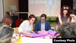 Македонскиот претседател Стево Пендаровски во посета на волонтери и организатори на скопската Парада на Гордоста која ќе се одржи денеска