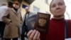 «Наша справа – забезпечити їх нормальними українськими документами»: як залишатися українцем в окупації (рос.)