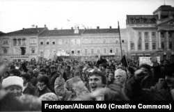 Rijetka fotografija koja prikazuje scene u Aradu, u zapadnoj Rumuniji, tokom revolucije 1989. godine. Fotografija je iz anonimnog "Albuma 40."