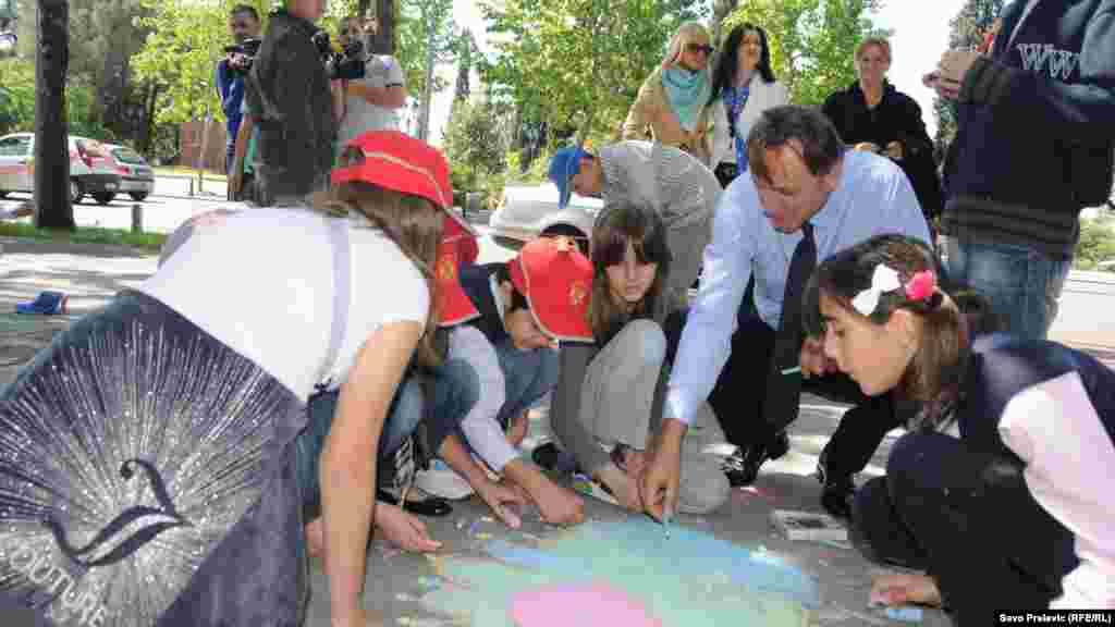 Crna Gora - Ranko Krivokapić pridružio se djeci koja su crtežima obilježila Dan neovisnosti države, Podgorica, 18. maj 2012.