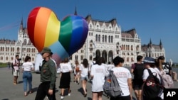 LGBT aktivisti na protestu zbog zakona pred Parlamentom u Budimpešti, juli 2021