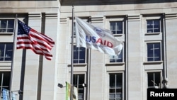 Zastave Sjedinjenih Država i USAID-a ispred zgrade Agencije, Vašington, 1. februar