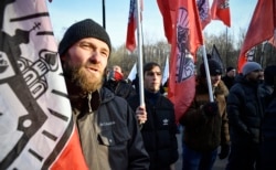 Ruski aktivisti koji se zalažu za ono što opisuju kao tradicionalne porodične vrijednosti učestvuju na skupu protiv novog zakona o porodičnom nasilju u Moskvi u novembru 2019. godine.