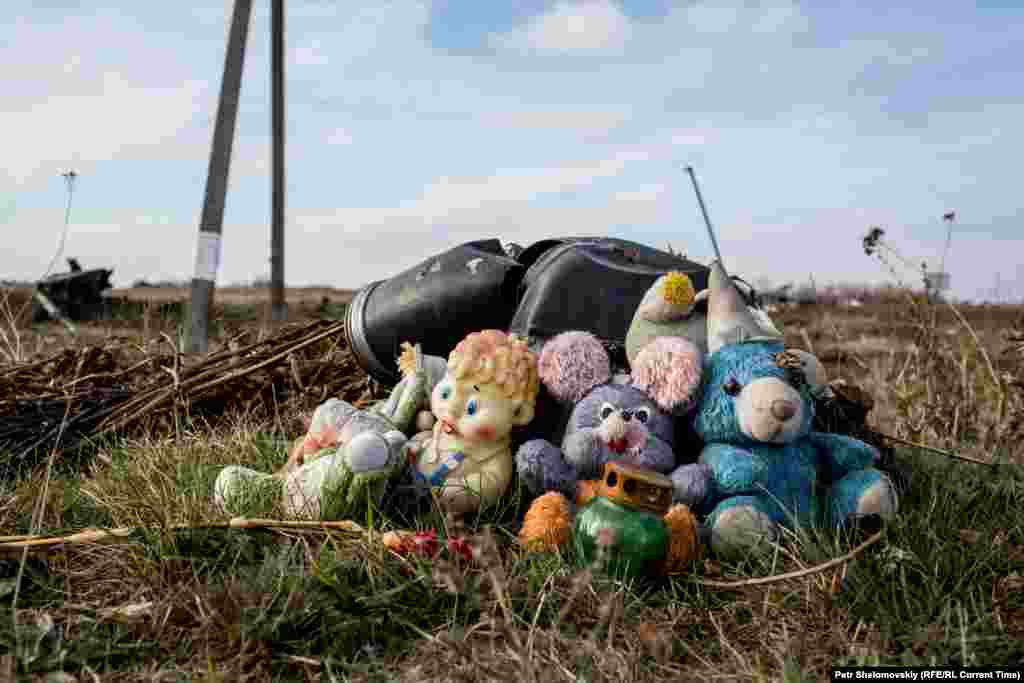Іграшки, залишені місцевими жителями в пам&#39;ять про десятки дітей, які були серед жертв авіакатастрофи