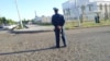 Illýustrasiýa suraty. Türkmenabatda ýola gözegçilik edýän bir polisiýa işgäri. Arhiwden alyndy.