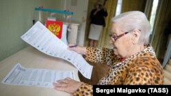 Пенсионерка у себя дома во время «выездного голосования» на «выборах депутатов» Государственной Думы РФ, Севастополь, Крым, 19 сентября 2021 года