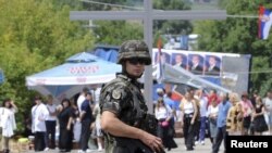 Vojnik Kfora ispred barikada koje su postavili Srbi u selu Rudare kod Zvečana, 5. avgust 2011