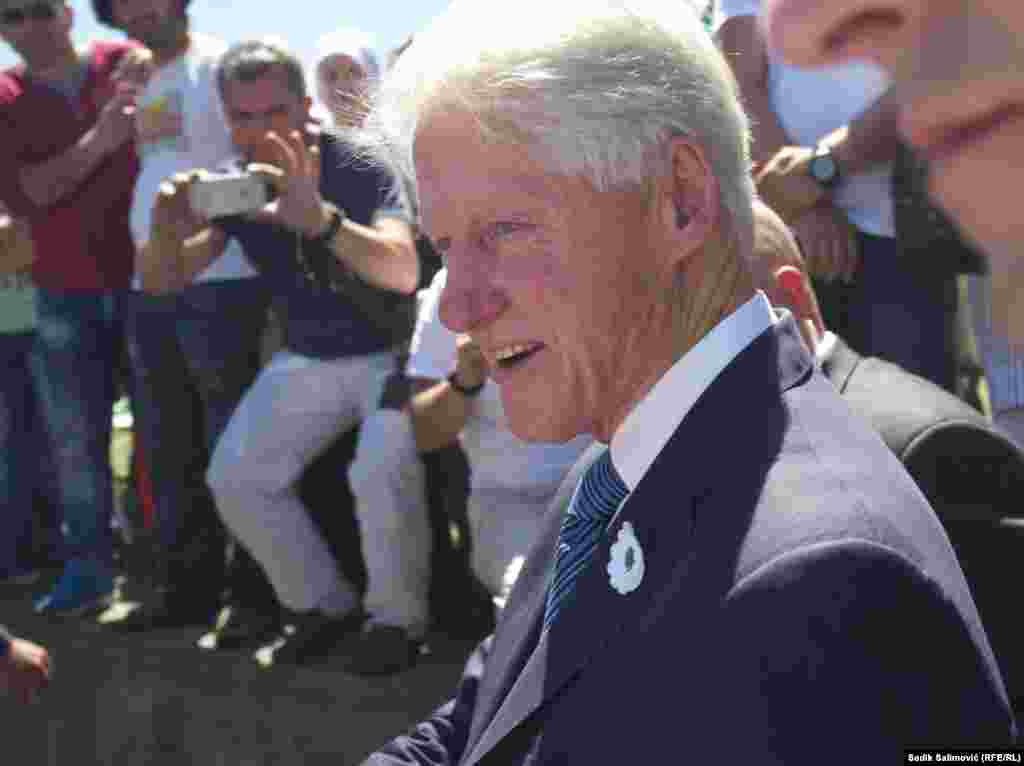 Bill Clinton posjetio je Srebrenicu 20. septembra 2003. godine i otvorio Memorijalni centar kada je i klanjana treća kolektivna dženaza u Potočarima. Oko 1.000 žrtava genocida je taj dan bilo ukopano. Tada je Clinton bio bivši američki predsjednik, budući da je dužnost predsjednika obnašao od 1993. do 2001. godine.