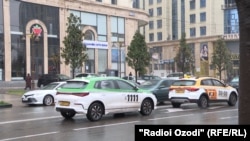 Taxiurile electrice sunt din ce în ce mai des întâlnite pe străzile din Dușanbe (fotografie de arhivă).