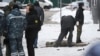 Istražitelji i policijski stručnjaci rade pored tijela na mjestu eksplozije u Moskvi u kojoj su 17. decembra ubijeni komandant ruskih snaga za hemijsku, biologiju i radijaciju i njegov pomoćnik.
