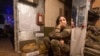 O femeie soldat din Ucraina, trimisă în apropierea zonei de conflict, lângă Katerinivka, regiunea Donețk, Ucraina. Fotografie realizată marți, 7 decembrie 2021.