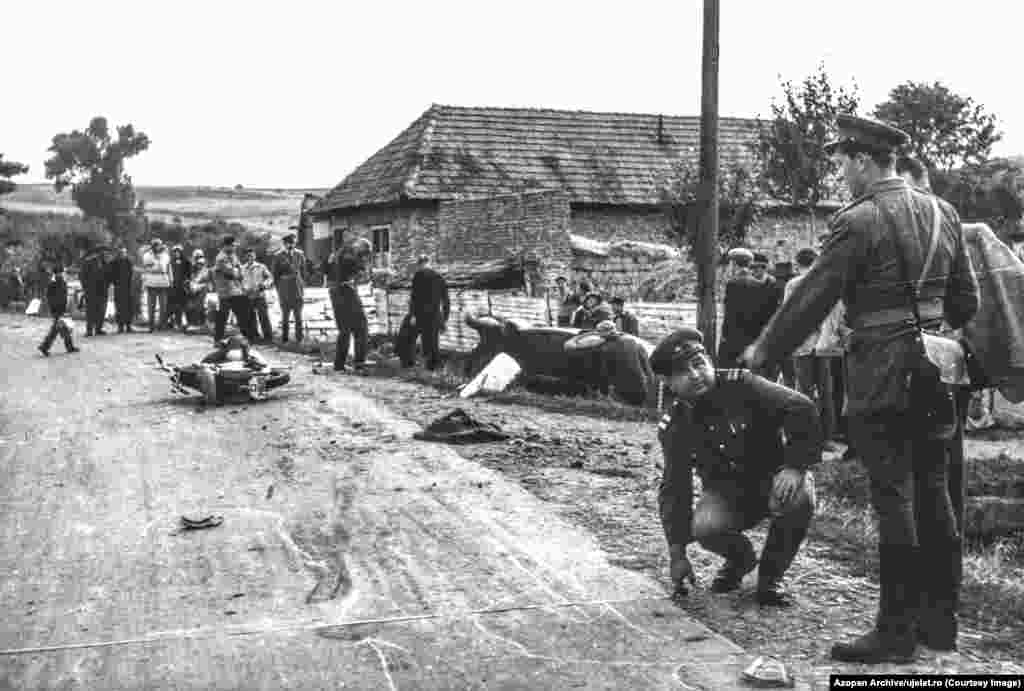 Ostali opisi fotografija odražavaju ton ukora koji je bio karakterističan za rumunske državne medije. &nbsp; Ova slika posljedica saobraćajne nesreće iz 1965. godine bila je popraćena tekstom: &quot;Evo šokantnih posljedica nepažnje! Auto u jarku, motocikl na sredini ceste. Njegovog vlasnika oplakuju roditelji i djeca... Požurimo da naučimo lekciju: Sigurnost na putu takođe je pitanje kolektivne odgovornosti i opreza&quot;.