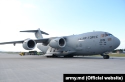 O aeronavă militară a Statelor Unite descarcă echipament militar pe aeroportul din Chișinău, R. Moldova, 26 septembrie 2021.