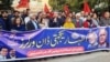 شنونکی او سیاستوال افراسیاب خټک له ډان ورځپانې سره د پیوستون لاریونوالو ته وینا کوي. ۲۰۱۹، ۵ دیسېمبر