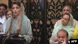 مریم نواز وینا کوي، څنګ ته یې پلار او پخوانی وزیر اعظم نواز شریف ناست دی