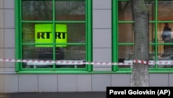 Logo ruske televizije RT u Moskvi, 27. oktobar 2017.