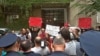 Накалила ситуацию акция протеста, организованная перед входом в конференц-зал молодежными организациями