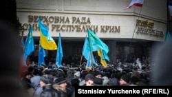 Мітинг під стінами кримського парламенту, 26 лютого 2014 року