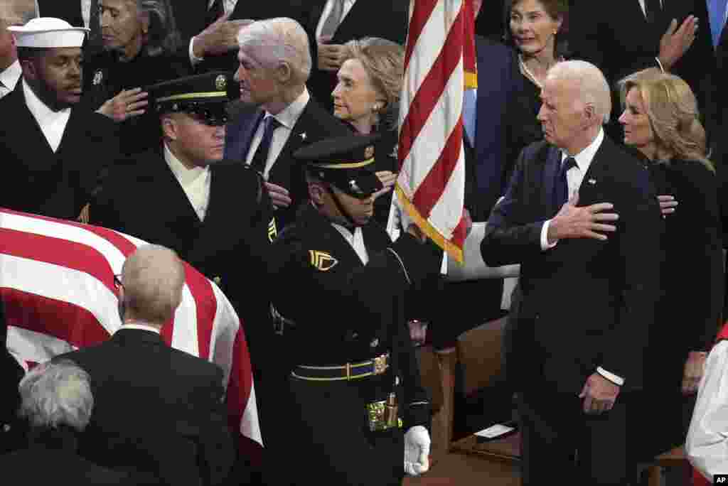 Odlazeći američki predsjednik Joe Biden odaje počast kod kovčega sa tijelom bivšeg predsjednika Jimmyja Cartera tokom oproštajne ceremonije u Nacionalnoj katedrali u Washingtonu, 9. januara 2025.
