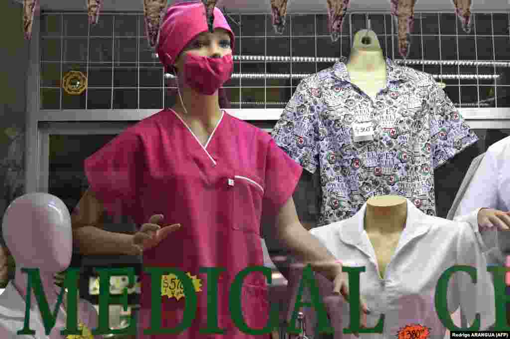 Zaštitne maske na lutkama u prodavnici medicinske opreme u Meksiko Sitiju, 28. februara.