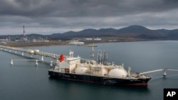 Tanker "Sun Arrows" utovaruje teret tečnog prirodnog gasa iz projekta Sahalin-2 u luci Prigorodnoje, Rusija, u oktobru 2021.