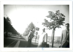 În unele fotografii, oamenii par că observă agenții care îi urmăresc.