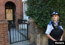 Britanski istražitelji pokušavaju da utvrde zašto je grupa od četiri muškarca, uključujući dva Ukrajinca, bila umiješana u paljenje dvije kuće i automobila povezanog sa britanskim premijerom Kierom Starmerom.
