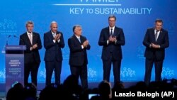 Češki premijer Andrej Babiš, slovenački premijer Janez Janša, mađarski premijer Victor Orban, predsjednik Srbije Aleksandar Vučić i član Predsjedništva Bosne i Hercegovine Milorad Dodik na pozornici tokom Demografskog foruma u Budimpešti, 23. septembra 2021. 