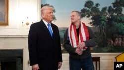 Președintele american Donald Trump îl întâmpină pe americanul Marc Fogel la Casa Albă.