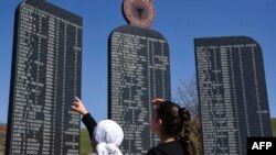 Spomen ploče sa imenima etničkih Albanaca ubijenih tokom rata na Kosovu 1998-1999