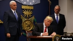 Donald Trump potpisuje u Pentagonu uredbu kojom se zabranjuje ulazak izbjeglica iz sedam većinski muslimanskih zemalja, Vašington