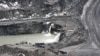 Вода, накопленная в карьере сливается 