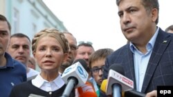  Екс-президент Грузії та колишній голова Одеської ОДА Міхеїл Саакашвілі разом із головою парламентської фракції «Батьківщина» Юлією Тимошенко під час прес-конференції на території Польщі. Перемишль, 10 вересня 2017 року 