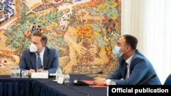 Актуелниот министер за внатрешни работи Оливер Спасовски и поранешниот технички министер за внатрешни работи Наќе Чулев на Седница на Советот за безбедност, 15.05.2020