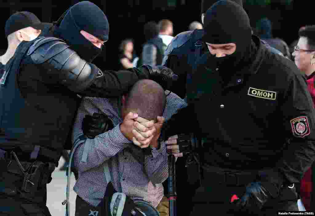 Snage bezbednosti vuku demonstranta u Minsku.