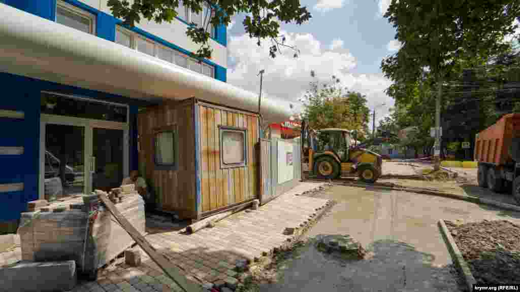 Укладання тротуарної плитки на вулиці Декабристів, перед будівлею відкритого спортивного комплексу, реконструкцію якого проводить будівельна компанія «Консоль-Строй»
