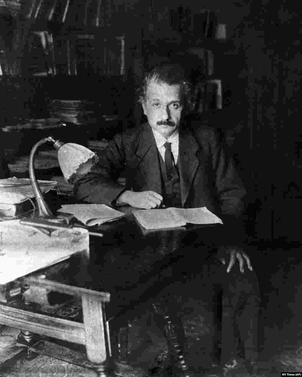 Альберт Ейнштейн у своєму кабінеті в Берліні в 1919 році, на фото йому 40 років. Незважаючи на визнання в наукових колах, Ейнштейн стане публічно відомим тільки після отримання Нобелівської премії з фізики в 1921 році